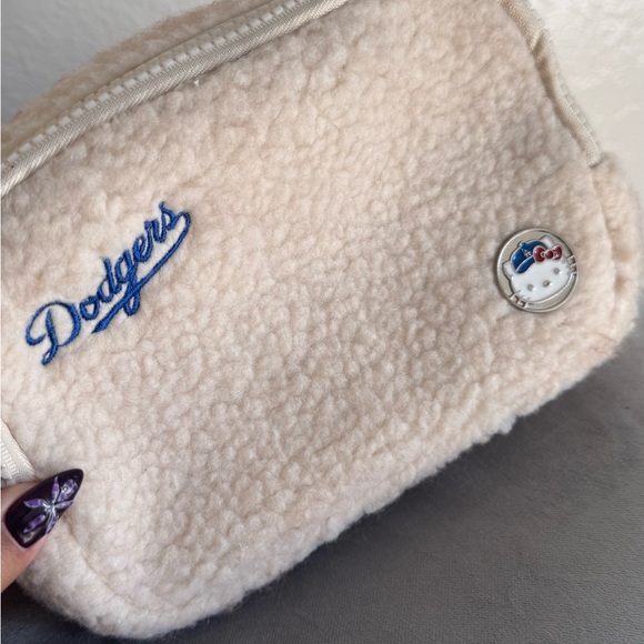 Hello Kitty Dodgers crossbody bag - Picture 2 of 3